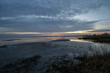 Schöner Sonnenaufgang an der Ostsee mit toller Spiegelung