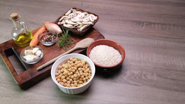 ciotole con ingredienti per zuppa di ceci, spezie, ceci riso e funghi, spazio per testo