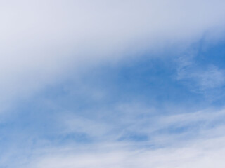冬の薄雲が広がる空04