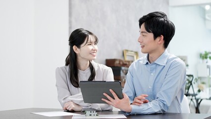 タブレットで不動産の情報を見る男女