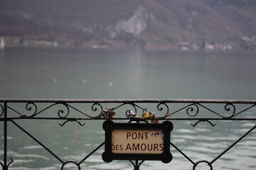 Vue du lac d'Annecy depuis le pont des Amours