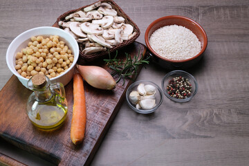 Ingredienti per fare una zuppa con ceci, riso e funghi