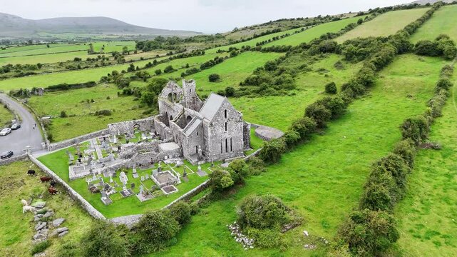 survol du plateau des Burren en Irlande