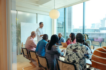 Obraz premium Marketing team engaged in a strategic planning meeting
