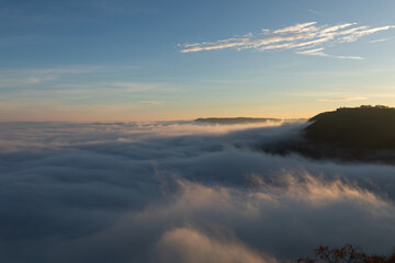 Obraz premium Nebelmeer kurz nach dem Sonnenaufgang auf der Schwäbische Alb. Blick zum Breitenstein und Bossler.