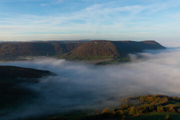 Nebelmeer im Lenninger Tal. Sonnenaufgang mit Albtrauf. Aussichtspunkt Gelber Fels bei der Burg Teck.
