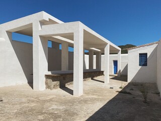 Processed with VSCO with f2 presetMinimalist white-washed building with geometric shapes under a bright sky