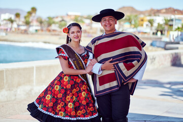 Retrato de pareja heterosexual con traje tradicional de huaso en exterior, concepto celebración...