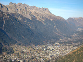 Fototapeta premium Chamonix valley in autumn with majestic mountains dominating the landscape