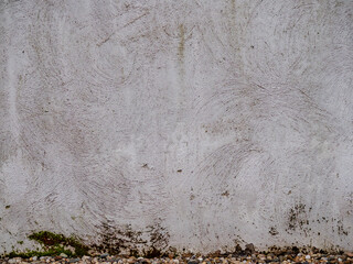 Feuchte und verschmutzte Hauswand