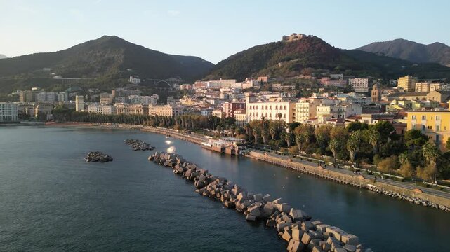 drone. vista su lungomare di Salerno, centro storico e castello Arechi
