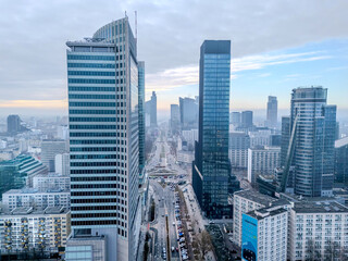 Warszawa, panorama miasta, widok na nowoczesne centrum miasta. Biurowce na tle zachmurzonego miasta. © hunter76