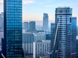 Warszawa, panorama miasta, widok na nowoczesne centrum miasta. Biurowce na tle zachmurzonego miasta.
