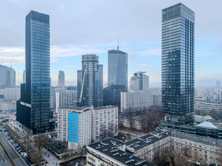 Warszawa, panorama miasta, widok na nowoczesne centrum miasta. Biurowce na tle zachmurzonego miasta.