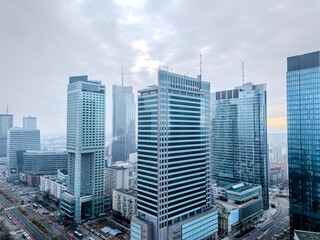 Warszawa, panorama miasta, widok na nowoczesne centrum miasta. Biurowce na tle zachmurzonego miasta.