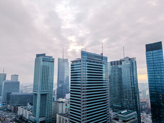 Warszawa, panorama miasta, widok na nowoczesne centrum miasta. Biurowce na tle zachmurzonego miasta.