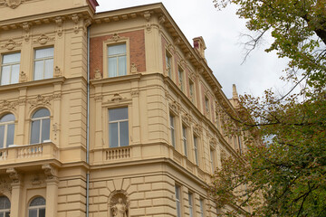 Obraz premium A very large and impressive building featuring a striking statue located prominently on the side of it, catching the eye of passersby