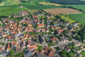 Die ländliche Gemeinde Röckingen am Hesselberg in Mittelfranken von oben