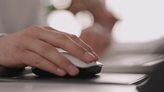 B&uuml;roarbeiter am Computer mit Maus