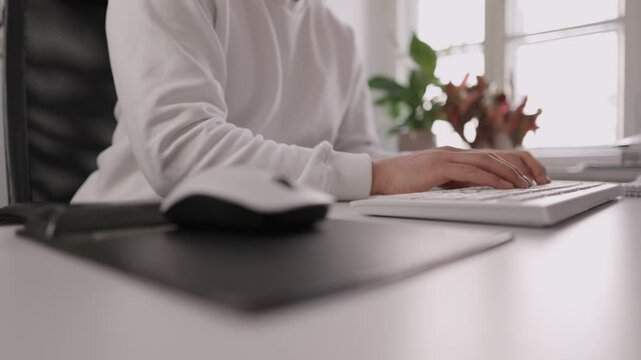 B&uuml;roarbeiter am Computer mit Maus