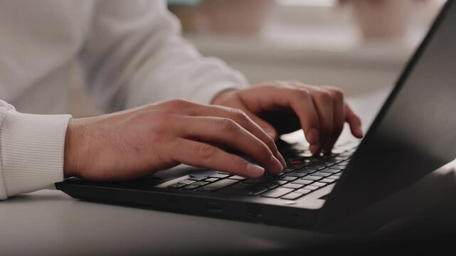 B&uuml;roangestelter tippt auf Tastatur im B&uuml;ro