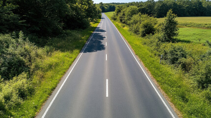 vue en hauteur d'une route rectiligne d&eacute;serte &agrave; travers la campagne