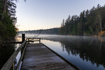 Naklejka premium Tranquil Sunrise Over Elk Lake Pier in Vancouver Island, Canada