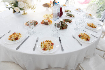 set table at a banquet in a restaurant	