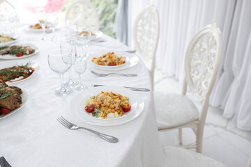 set table at a banquet in a restaurant	