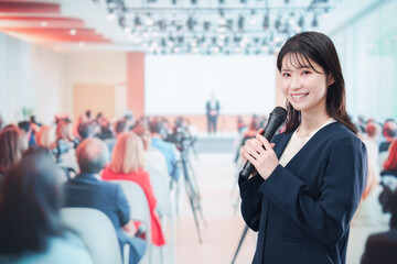 記者会見で質問をする女性の記者