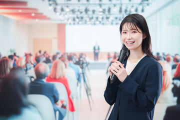 記者会見で質問をする女性の記者