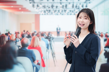 記者会見で質問をする女性の記者