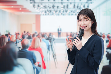 記者会見で質問をする女性の記者