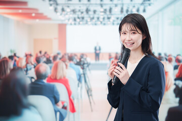 記者会見で質問をする女性の記者