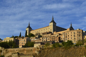 Vista do Alcázar da cidade fortificada de Toledo na Espanha