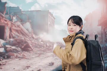 地震で建物が倒壊して逃げる女性