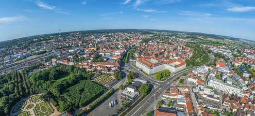 Fototapete Rund Blick auf die sehenswerte Stadt Ansbach in Mittelfranken im Sommer © ARochau