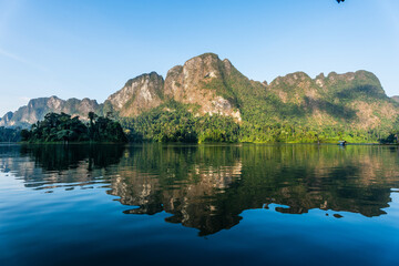 Face aux montagnes de Khao Sok se reflétant sur le lac