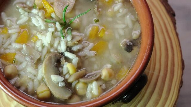 Ciotola con zuppa di ceci che gira 