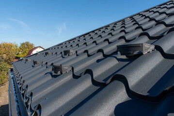Corrugated tile roof equipped with a metal snow guard