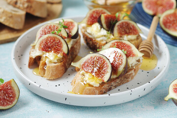 Sandwiches with cottage cheese, honey and fig