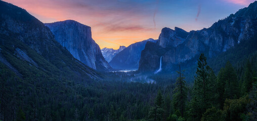 sunrise at the tunnel view in yosemite nationalpark, california, usa