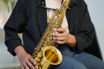 Naklejka premium Working Asians are learning international musical skills at home