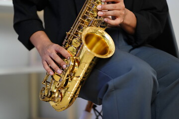 Obraz premium Working Asians are learning international musical skills at home