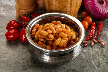 Canned beans in tomato sauce