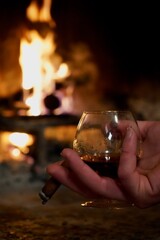 rhum e sigaro davanti al fuoco del camino