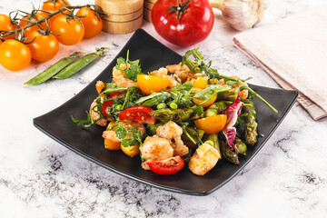 Gourmet salad with prawn and asparagus