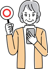 マルバツ札とスマホを持つシニア女性