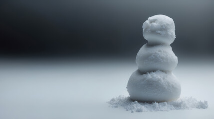 Obraz premium A pure white snowman in a simple composition against a cold winter landscape
