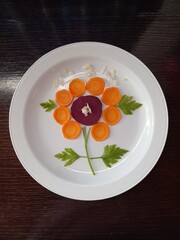 PLATE WITH VEGETABLES ON THE TABLE